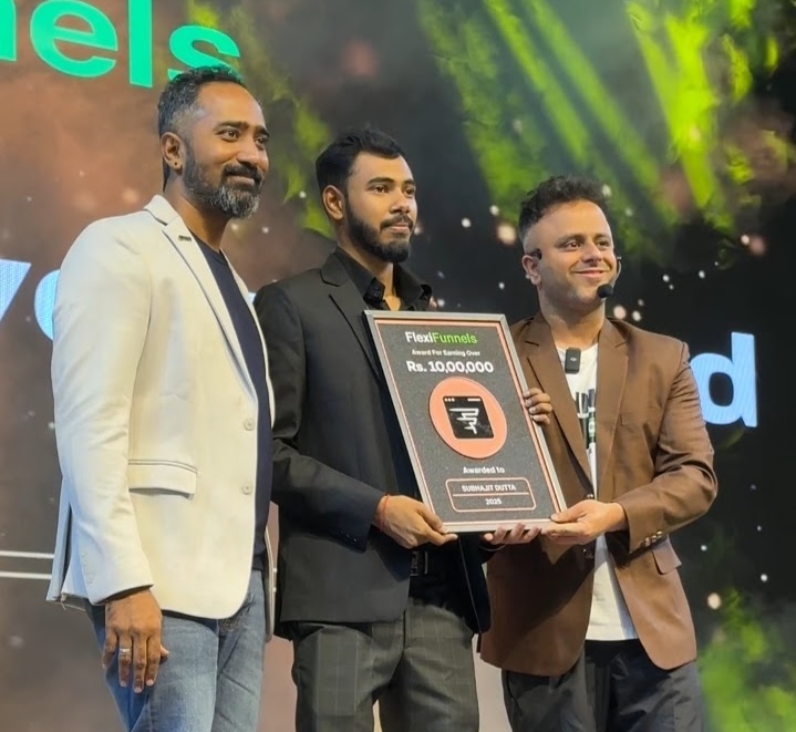 Subhajit Dutta, founder of The Marketing Factory, receiving the FlexiFunnels award for earnings over Rs. 10,00,000